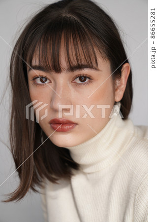 シンプルなタートルネックの女性 86655281