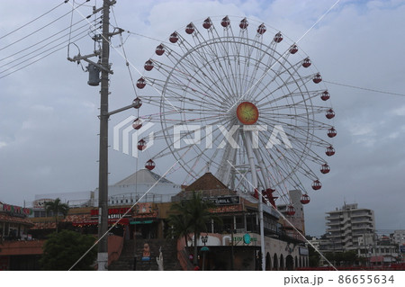 沖縄観光名所の観覧車 86655634