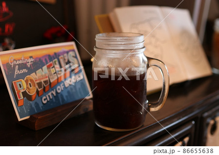 アイスコーヒーと書籍 アイスコーヒーと書籍 86655638