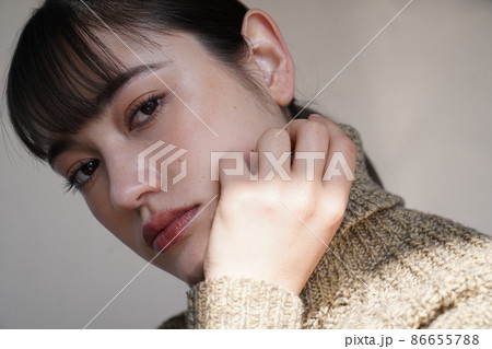 セーターを着た女性の陰影のあるポートレート 86655788