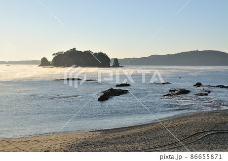 古座の浜から九龍島を望む(海霧)　【和歌山県串本町】 86655871