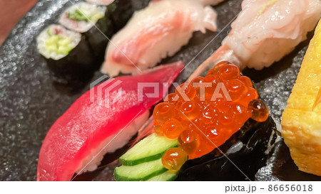 黒い皿の上の握り寿司日本食 黒い皿の上の握り寿司日本食 86656018