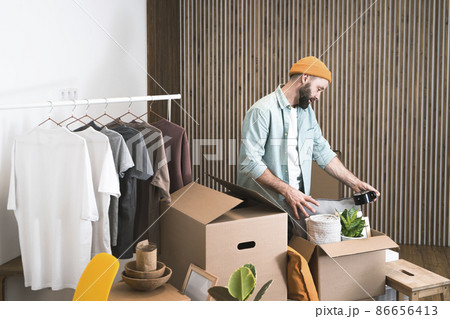 Adult man moving in new unfurnished apartments Adult man moving in new unfurnished apartments 86656413