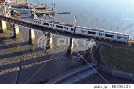 干潟の橋梁を走る817系普通電車 86656539