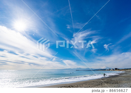茅ヶ崎海岸　波打ち際　富士山　冬 86656627