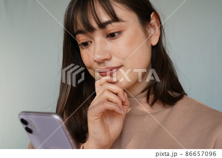 スマホを使う女性 スマホを使う女性 86657096