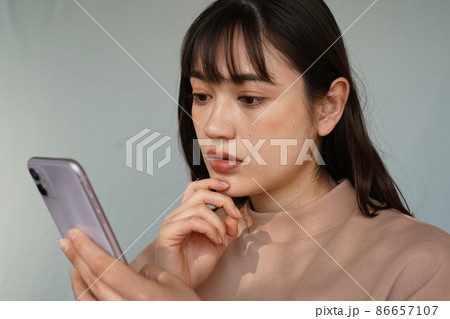 スマホを使う女性 86657107
