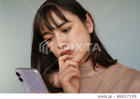 スマホを使う女性 スマホを使う女性 86657109