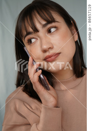 スマホを使う女性 スマホを使う女性 86657119