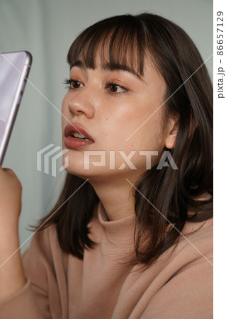 スマホを使う女性 86657129