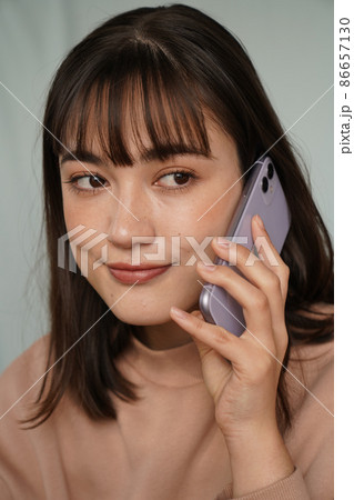 スマホを使う女性 スマホを使う女性 86657130