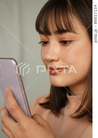 スマホを使う女性 86657134