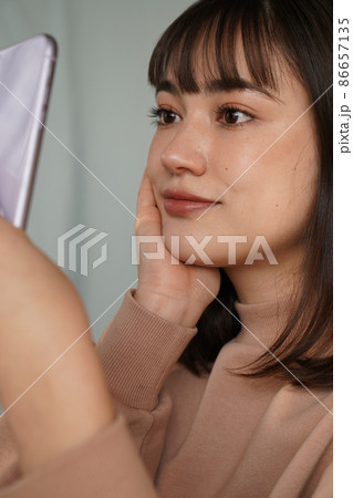 スマホを使う女性 スマホを使う女性 86657135