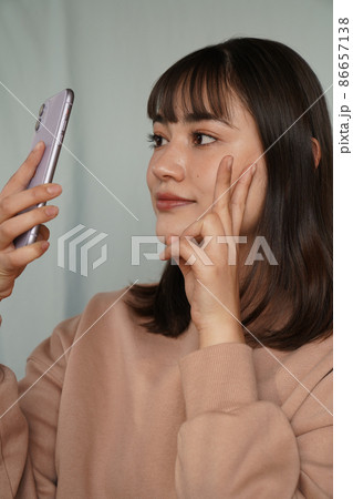 スマホを使う女性 スマホを使う女性 86657138