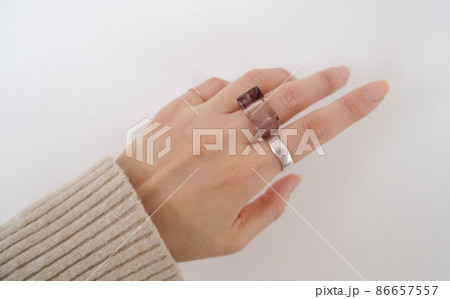 個性的な指輪を着けている女性の手 個性的な指輪を着けている女性の手 86657557