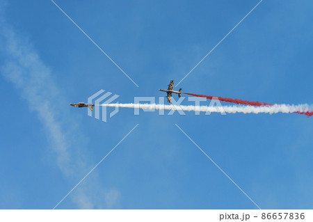 UAE空軍アクロバットチーム「アル・フルサン」コークスクリュー 86657836