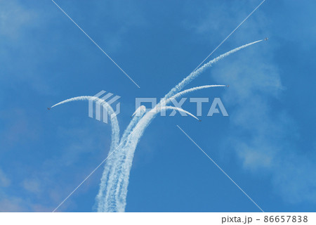 UAE空軍アクロバットチーム「アル・フルサン」編隊ブレイク UAE空軍アクロバットチーム「アル・フルサン」編隊ブレイク 86657838