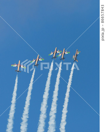 UAE空軍アクロバットチーム「アル・フルサン」編隊ブレイク UAE空軍アクロバットチーム「アル・フルサン」編隊ブレイク 86657843