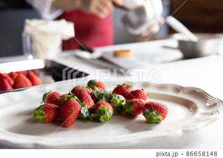 お菓子作り　パティシエの手元（顔なし） 86658148
