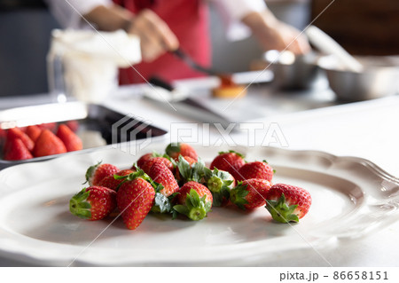 お菓子作り　パティシエの手元（顔なし） 86658151