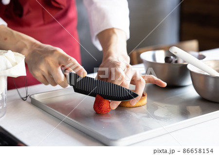 お菓子作り　パティシエの手元（顔なし） 86658154