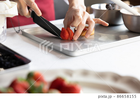 お菓子作り　パティシエの手元（顔なし） 86658155