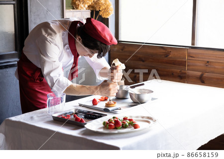 お菓子作り　ケーキを作るパティシエ 86658159