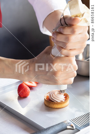 お菓子作り　パティシエの手元（顔なし） 86658161