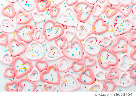 meringue kiss cookies heart shapes and sprinklers 86658454