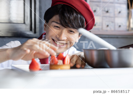 洋菓子店　スイーツを作るパティシエ 86658517