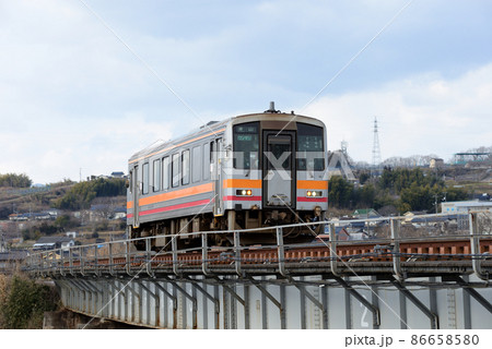 姫新線の吉井川鉄橋を渡るキハ120系気動車です 姫新線の吉井川鉄橋を渡るキハ120系気動車です 86658580