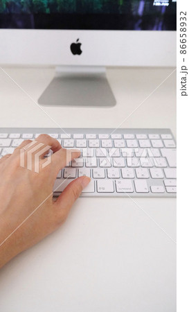キーボードを打っている手 86658932