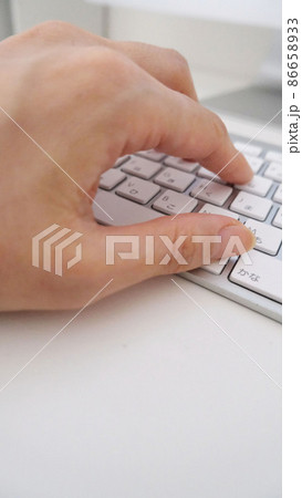 キーボードを打っている手 86658933