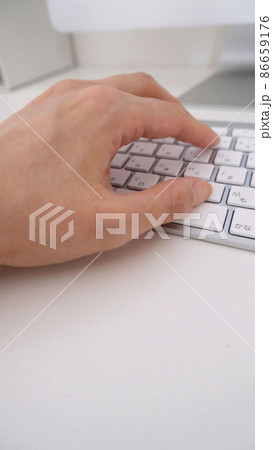 キーボードを打っている手 86659176