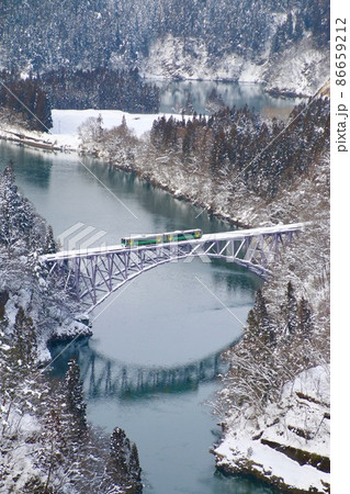 冬の只見線・第一只見川橋梁（福島県・三島町） 86659212