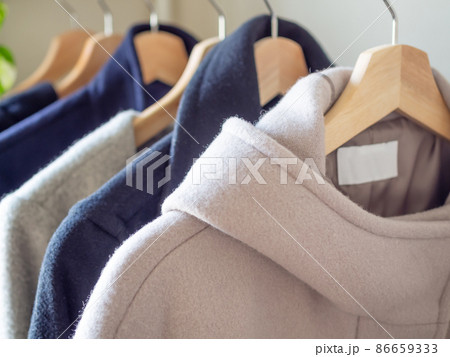 ハンガーにかけたコート 86659333