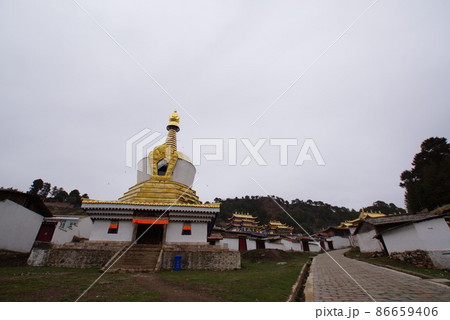 中国・甘粛省 郎木寺 セルティゴンパとチョルテン 86659406