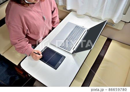 キャンピングカー テレワーク 電子メモパッドにメモをする女性 キャンピングカー テレワーク 電子メモパッドにメモをする女性 86659780