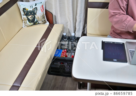 キャンピングカー テレワーク 電子メモパッドにメモをする女性 キャンピングカー テレワーク 電子メモパッドにメモをする女性 86659785