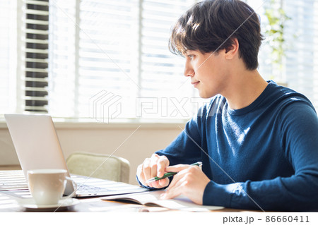 男性 テレワーク オンライン学習 男性 テレワーク オンライン学習 86660411
