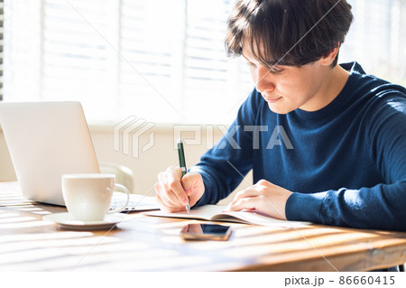 男性 テレワーク オンライン学習 男性 テレワーク オンライン学習 86660415