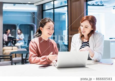 女性2人のビジネスシーン　撮影協力：WEEK芝大門(サンフロンティア不動産) 86660583