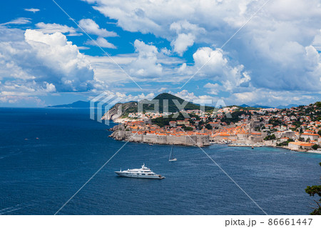クロアチア　アドリア海に囲まれたドゥブロヴニクの旧市街 86661447