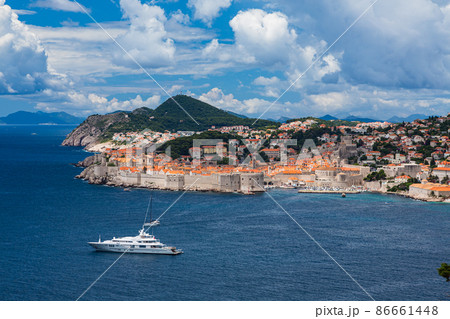 クロアチア　アドリア海に囲まれたドゥブロヴニクの旧市街 86661448