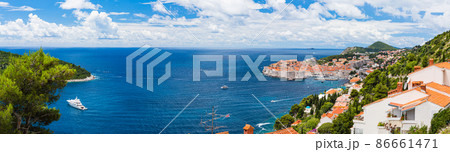 クロアチア アドリア海に囲まれたドゥブロヴニクの旧市街とロクルム島 クロアチア アドリア海に囲まれたドゥブロヴニクの旧市街とロクルム島 86661471