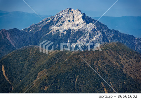 南アルプス・北岳山頂から見る秋色の甲斐駒ヶ岳 86661602