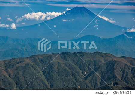 南アルプス・北岳山頂から見る富士山と櫛形山 86661604