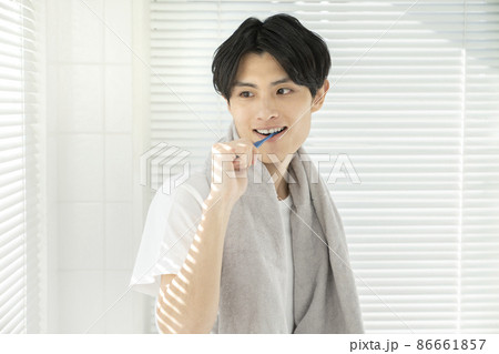 歯みがきをする若い男性 86661857