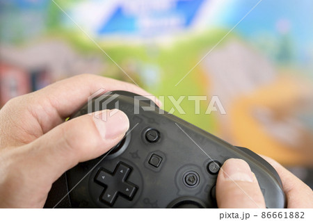 ゲームをする人(コントローラと手元) ゲームをする人(コントローラと手元) 86661882
