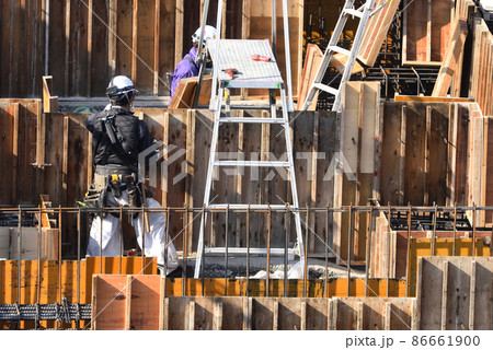 工事現場　型枠大工の建て込み作業風景 86661900